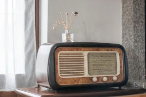 an old radio sitting on top of a table at Rustico alla Quercetta in Verona