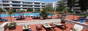 Utsikt över poolen vid Starboard Luxury Apartment, Marina de Lagos eller i närheten