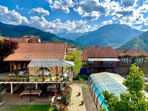 Blick auf ein Haus mit einer Terrasse und einem Gewächshaus in der Unterkunft Casa Rural Alquitara in Ojedo