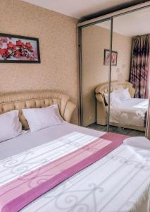 een slaapkamer met een bed en een spiegel bij 2 к квартира рядом стадион Металлист м. Спортивная. in Charkov
