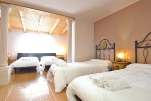En eller flere senger på et rom på Las Casas de Sofía