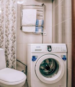 een badkamer met een wasmachine en een toilet bij 2 к квартира рядом стадион Металлист м. Спортивная. in Charkov