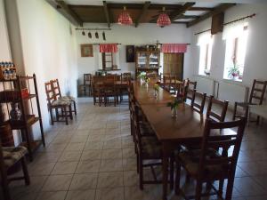 Reštaurácia alebo iné gastronomické zariadenie v ubytovaní Penzion a restaurace U Hroznu