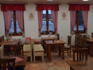 Reštaurácia alebo iné gastronomické zariadenie v ubytovaní Penzion a restaurace U Hroznu
