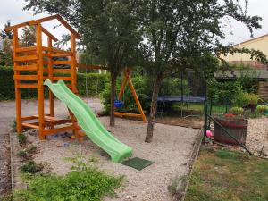 Herní místnost nebo prostor pro děti v ubytování Penzion a restaurace U Hroznu
