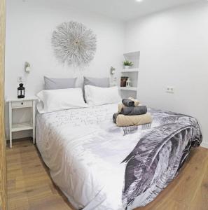 a bedroom with a large bed with white sheets at Apartamento muy céntrico 5 minutos playa (2º) in Alicante