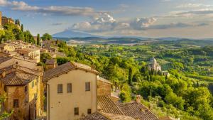 widok na wioskę na wzgórzach w obiekcie Osteria Del Borgo B&B w mieście Montepulciano