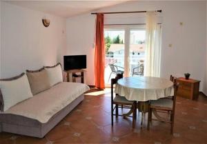 un soggiorno con un divano e un tavolo di Guesthouse MB Knezevic a Budua