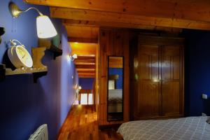 1 dormitorio con cama y pared azul en Vallespin Suite, en Ávila