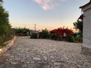 AkrogialiにあるSantava Houseの建物の隣の庭の石畳道