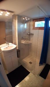 La salle de bains est pourvue d'une douche et d'un lavabo. dans l'établissement Chalet avec terrasse et vue sur le Mt-Blanc, à Sallanches