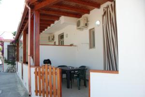 een patio met een tafel en stoelen in een huis bij Appartamenti Enza&Giuseppe in Peschici