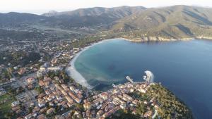 una vista aérea de una ciudad y un cuerpo de agua en Agriturismo Orione, en Marina di Campo