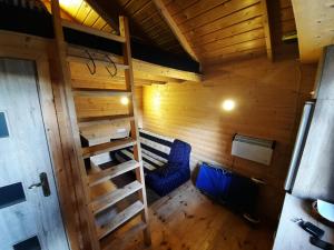 Palanda nebo palandy na pokoji v ubytování Niewygodny Domek z własnym podwórkiem + 4 fotografie