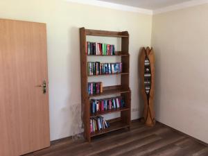 Knihovna v apartmánu