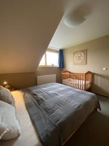 Postel nebo postele na pokoji v ubytování Rodinný apartmán v srdci Šumavy
