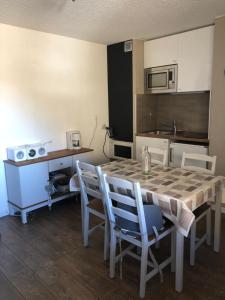 a kitchen with a table and chairs in a room at LE FONTAGNEL N°310 in Molines-en-Queyras