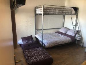 Pokój z 2 łóżkami piętrowymi i materacem w obiekcie LE FONTAGNEL N°310 w mieście Molines-en-Queyras