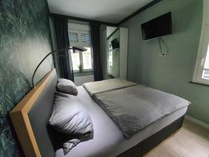 ein kleines Schlafzimmer mit einem Bett mit Kopfteil in der Unterkunft Küstenwilla FeWo Usedom in Zinnowitz