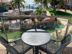 En balkon eller terrasse på All Inclusive Divi Flamingo Beach Resort