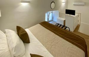 - une chambre avec un grand lit blanc dans l'établissement Oplonti s House Apartment Boscomonaco, à Torre Annunziata