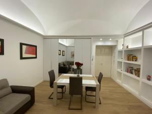 - un salon avec une table et un canapé dans l'établissement Oplonti s House Apartment Boscomonaco, à Torre Annunziata