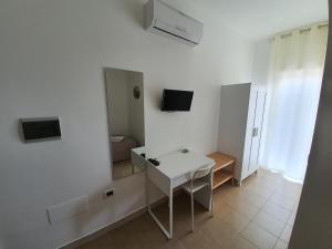 TV at/o entertainment center sa Casale Marcalia - bed & breakfast