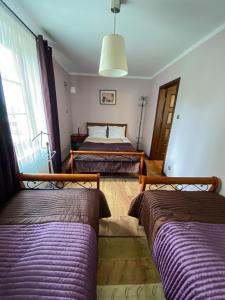 een slaapkamer met 2 bedden en een raam bij Apartament Przy Długosza in Sandomierz