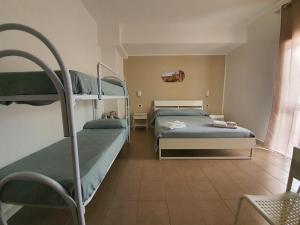 een slaapkamer met 2 stapelbedden en een raam bij Casale Marcalia - bed & breakfast in Corigliano Calabro