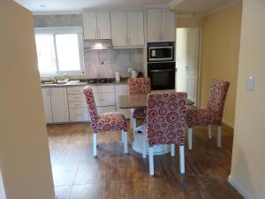 una cucina con tavolo e sedie in una stanza di Melo 2203 Duplex 1 a Belén de Escobar
