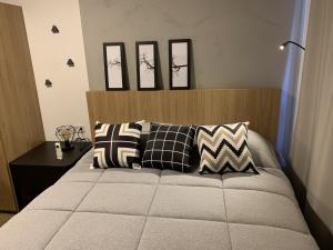 Cama ou camas em um quarto em Luxuoso e Requinte - Studio no Centro - AYN014