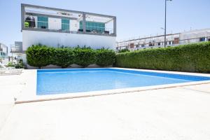 una piscina frente a un edificio en Casa Azul en Cabanas de Tavira
