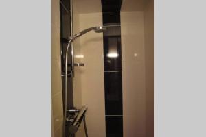 La salle de bains est pourvue d'une douche avec une porte en verre. dans l'établissement Loue studio de vacances rénové à Névache, à Névache