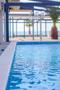 una piscina con vistas al océano en Apartments Paradiso, en Vir