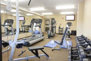 Gimnasio o instalaciones de fitness de Vegreville Suites