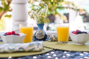 Beaufort的住宿－Pecan Tree Inn，一张桌子,上面放着两杯橙汁和水果