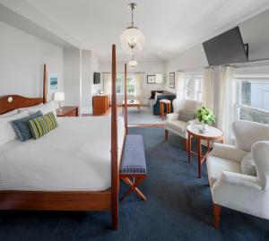 Säng eller sängar i ett rum på Casa Madrona Hotel and Spa
