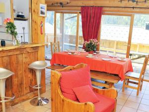 comedor con mesa y mantel rojo en Modern chalet just 350 m from the ski lifts en Peisey-Nancroix