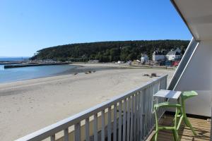 a view of the beach from a balcony at L'Imprenable vue mer in Crozon