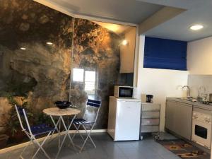 una cucina con un tavolino e un frigorifero di TAORMINA CENTER APARTMENT with sea view a Taormina