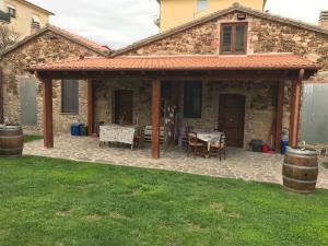 une terrasse avec un pavillon en face d'une maison dans l'établissement Alle case il pozzetto, à Suvereto