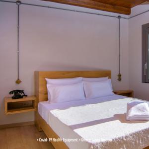 A bed or beds in a room at Villa Douloumi