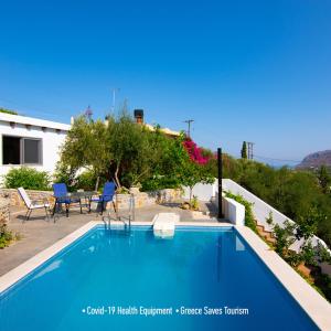 The swimming pool at or close to Villa Douloumi
