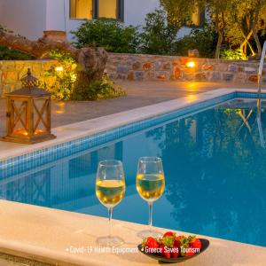 The swimming pool at or close to Villa Douloumi