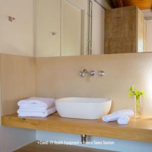 A bathroom at Villa Douloumi