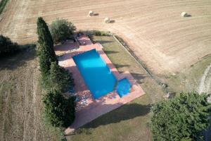 an overhead view of a swimming pool in a field at Can Muní in Vilopríu