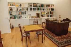 蓬蒂－達巴爾卡的住宿－Casa Victória，一间带桌椅和书架的用餐室