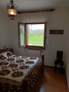 sypialnia z łóżkiem i oknem w obiekcie Appartamento Vacanza a Santa Brigida( BG) w mieście Santa Brigida