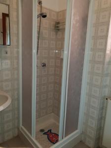 La salle de bains est pourvue d'une douche et d'un lavabo. dans l'établissement Appartamento Vacanza a Santa Brigida( BG), à Santa Brigida