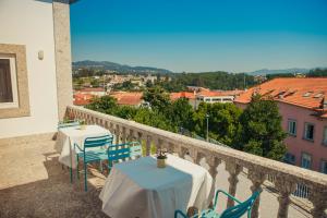 sur un balcon avec vue. dans l'établissement Casa Victória, à Ponte da Barca